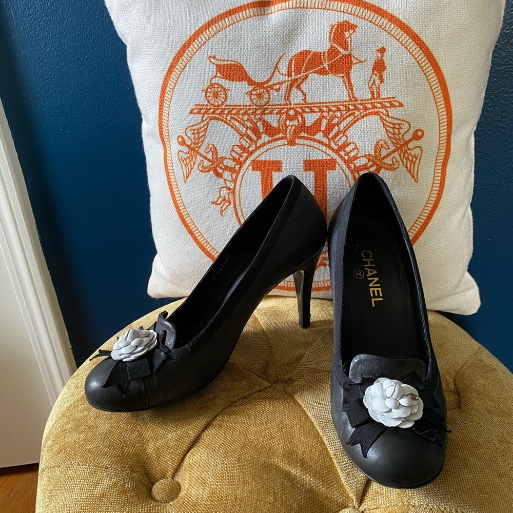 CHANEL Camellia Flower Accent Pump - Picture 3 of 12